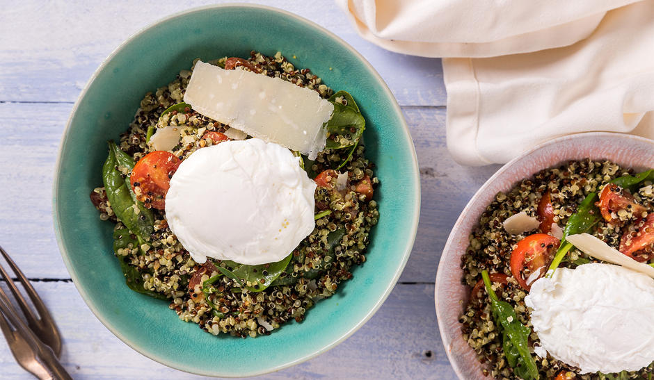 bowl de quinoa com pesto de avelã e matcha vista de cima