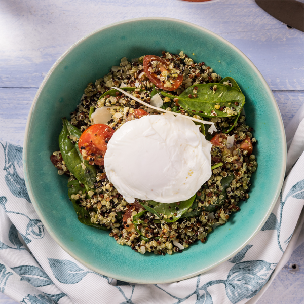 bowl de quinoa com pesto de avelã e matcha  com ovo vista de cima