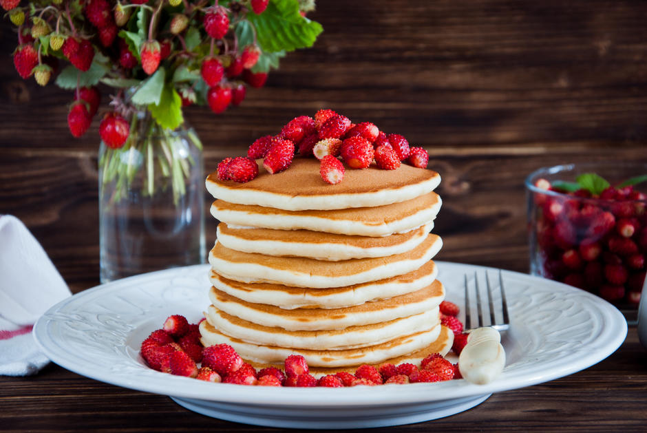 panquecas com frutos vermelhos representando uma refeição rápida e saudável