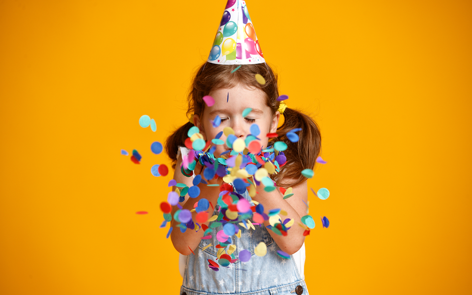 criança celebrando em festa de aniversário saudável