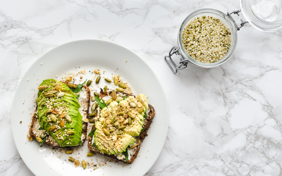 Tosta de abacate com sementes de cânhamo