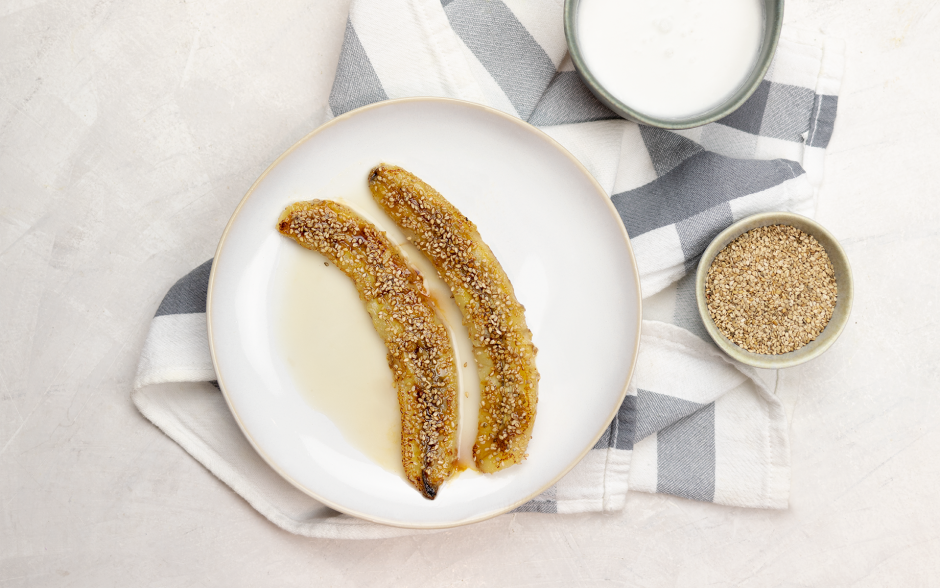 Banana caramelizada com sésamo e coco