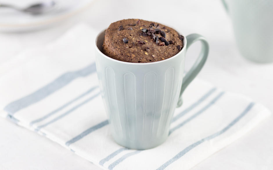 Super Pequeno-almoço rápido em bolo de caneca com o sabor alfarroba avelã