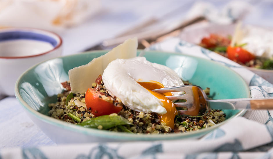 bowl de quinoa com pesto de avelã e matcha e ovo escalfado por cima vista lateral