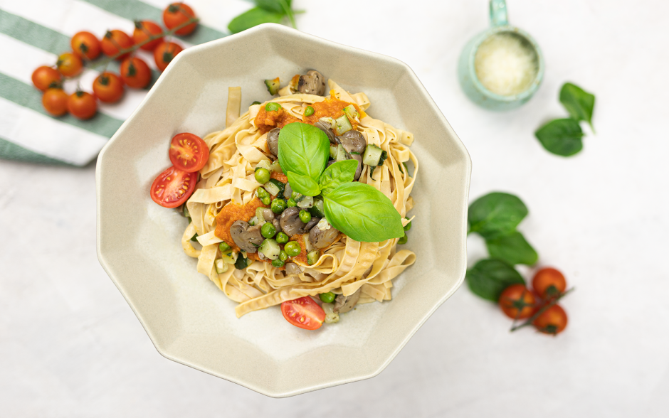 Fettuccine com molho de tomate e salteado de cogumelos com legumes 1 