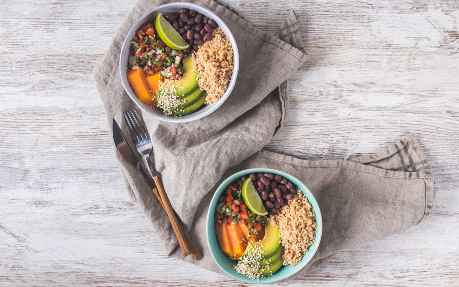 Bowl de couscous de espelta, feijão azuki, pico de gallo, abacate e papaia