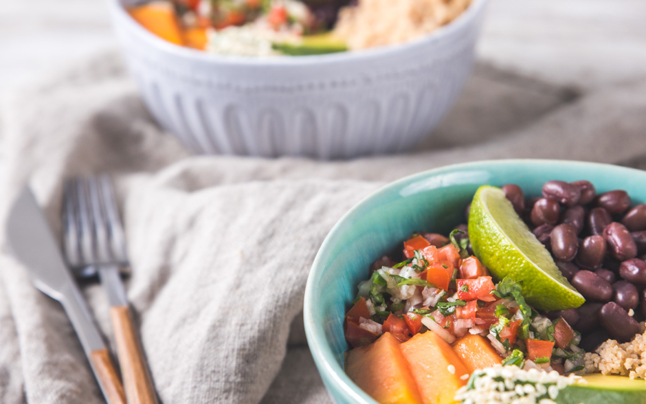 Bowl de couscous de espelta, feijão azuki, pico de gallo, abacate e papaia