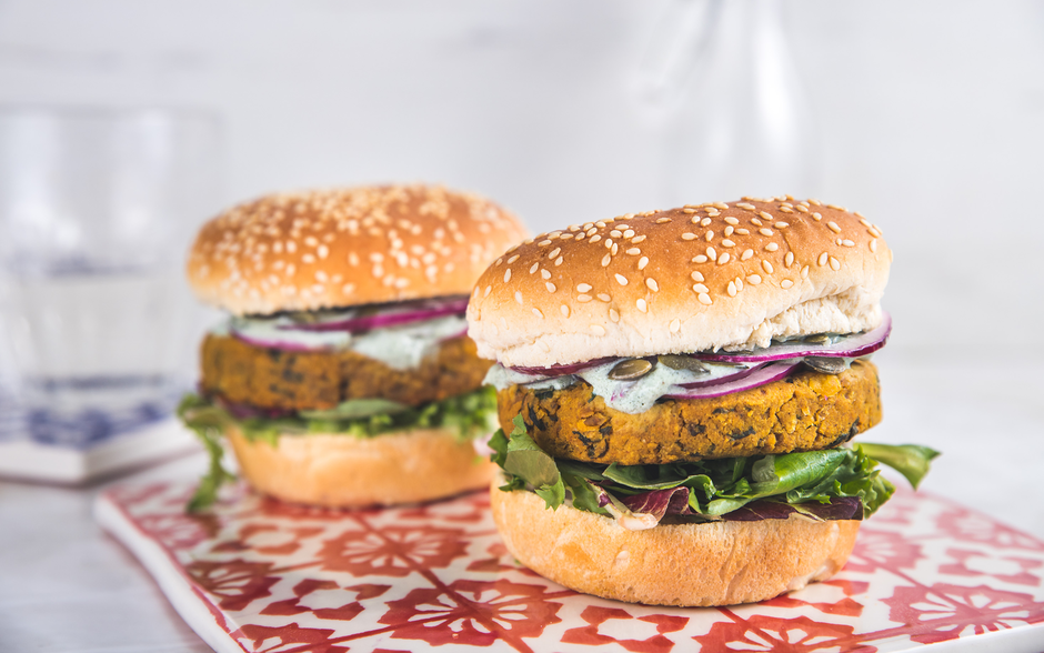 Hambúrguer de grão e batata doce com tzatziki