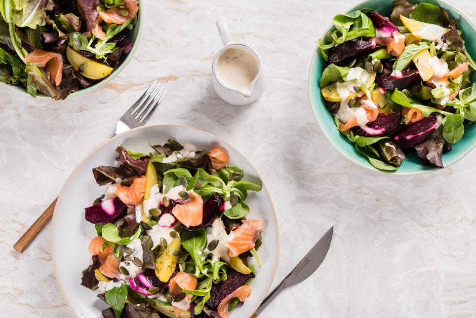 Salada de batata e beterraba com salmão fumado