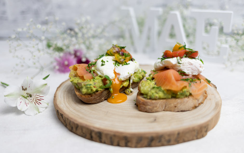 Tosta de guacamole com ovo e salmão fumado