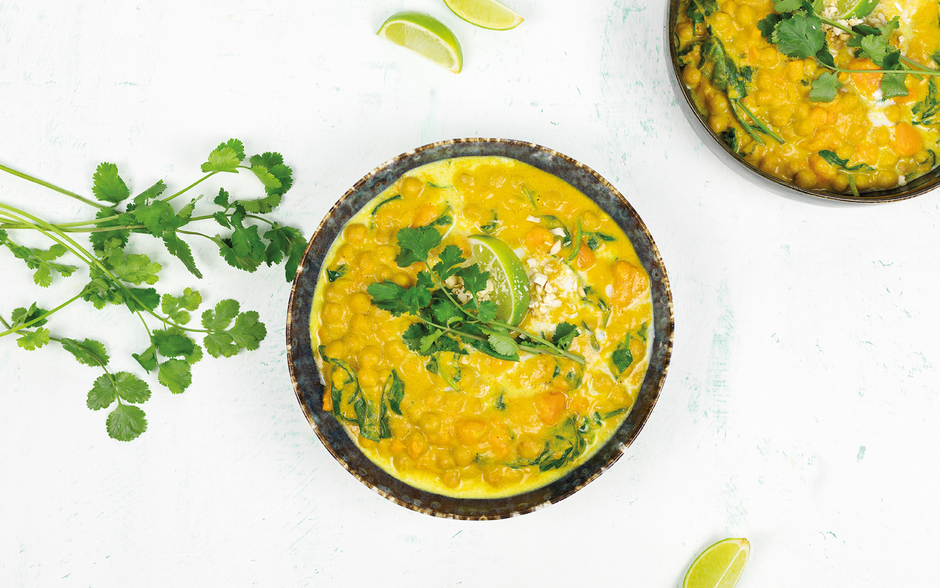 Caril de batata doce com grão e espinafres