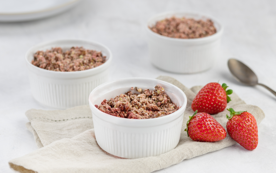 taças com crumble de morango com super pequeno-almoço morango coco