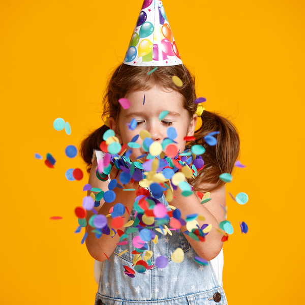 criança celebrando em festa de aniversário saudável