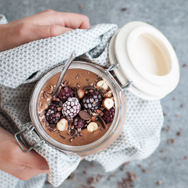 Pequeno-almoço em frasco com frutos secos e frutos vermelhos