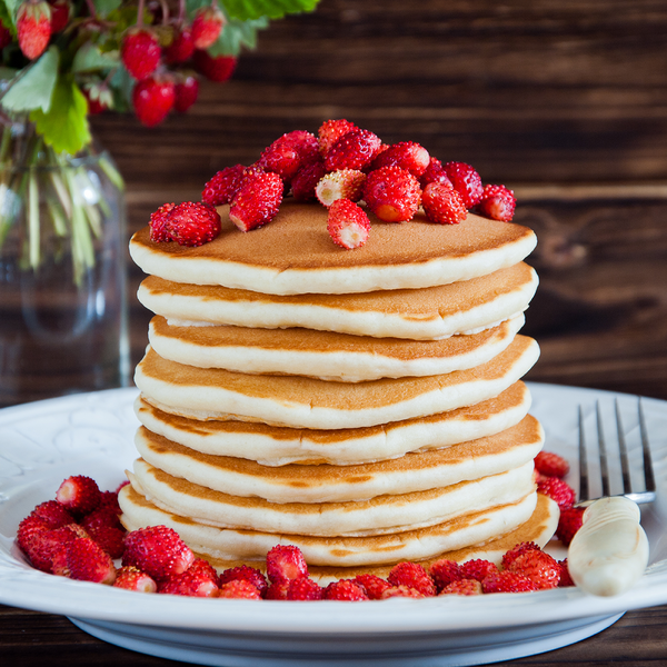 panquecas com frutos vermelhos representando uma refeição rápida e saudável