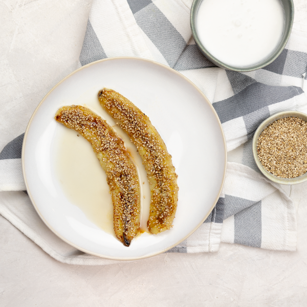 Banana caramelizada com sésamo e coco squared