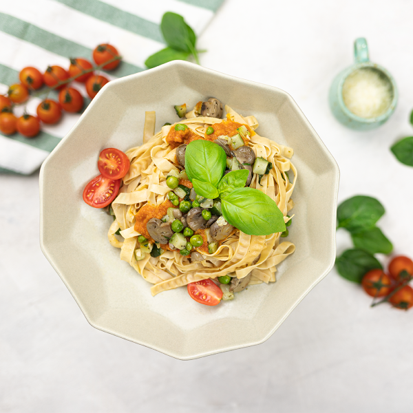 Fettuccine com molho de tomate e salteado de cogumelos com legumes squared