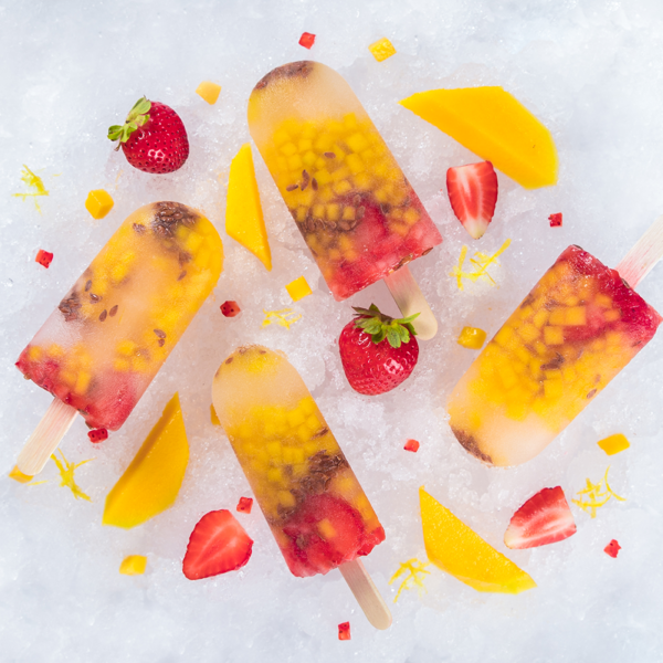 gelado de gelo com sabor a morango, limão e manga