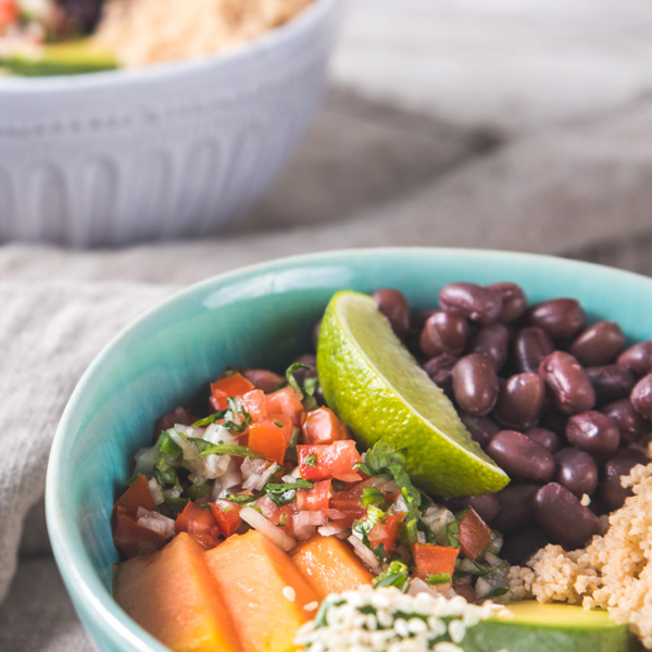 Bowl de couscous de espelta, feijão azuki, pico de gallo, abacate e papaia