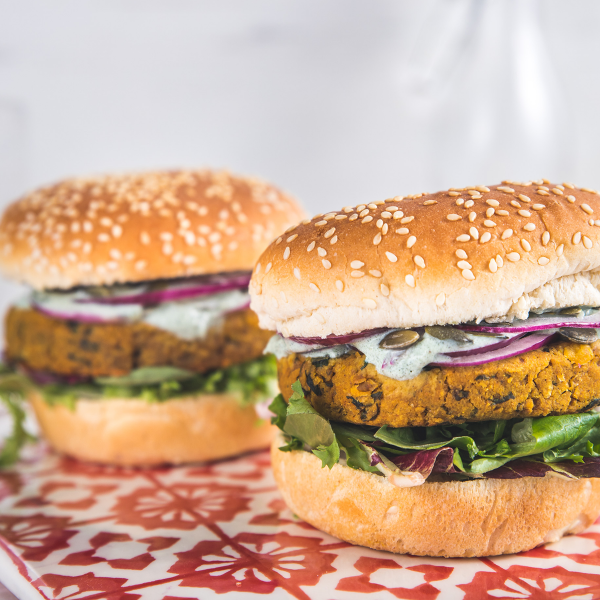 Hambúrguer de grão e batata doce com tzatziki