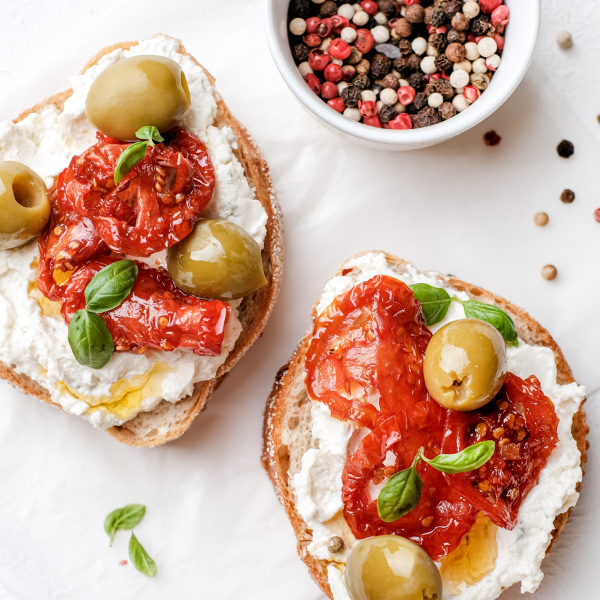 Tosta de “queijo” vegan e tomate seco squared