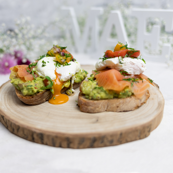 Tosta de guacamole com ovo e salmão fumado sq