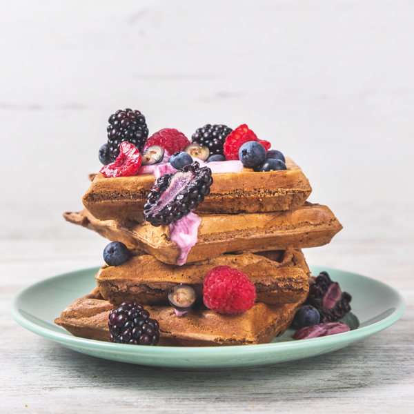 prato com waffles de maca chocolate e frutos vermelhos